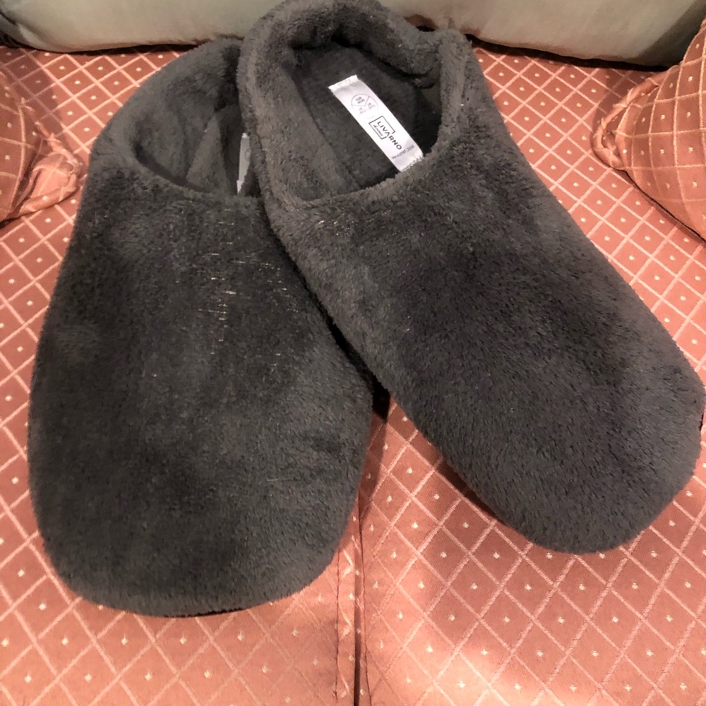 LIVARN HOME COZY GRAY FUZZY SPA SLIPPERS